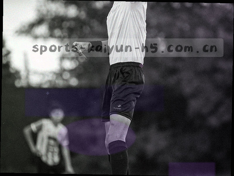 场边补时牌特写与计时器读数